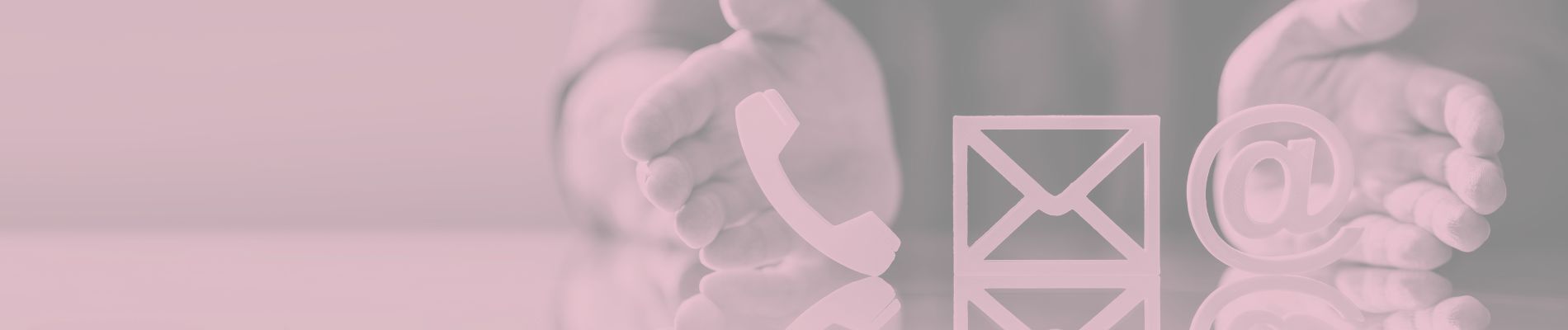 Dve ruke grle simbol telefona, e-maila i simbol za adresu domena.